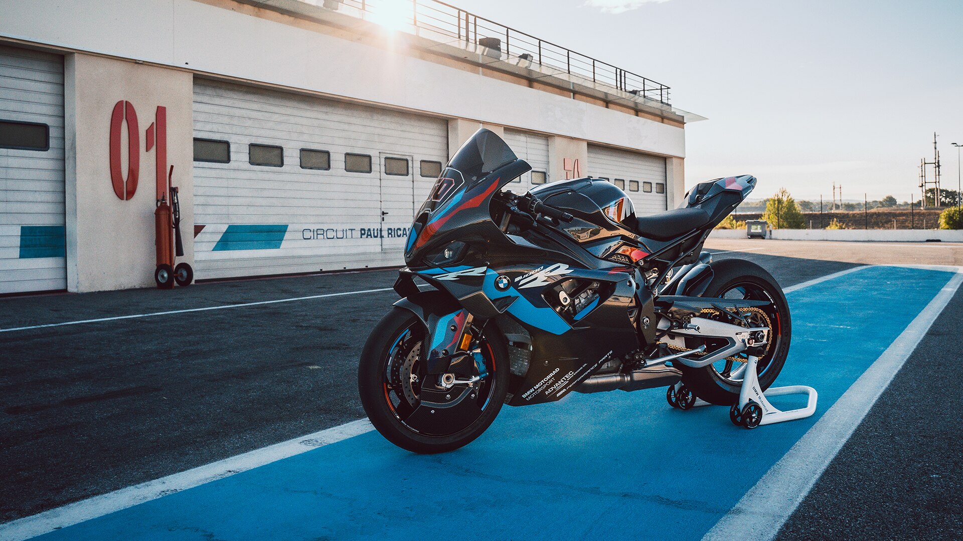 YouTube video motocyklu M 1000 RR, superbiku pro závodní okruh od BMW Motorrad