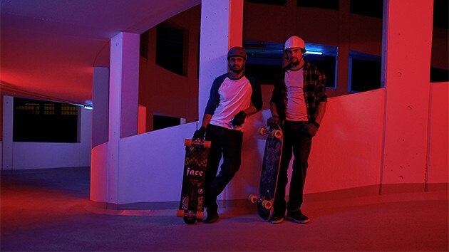 Výzva Park n Ride s modelem G 310 R a jezdci na longboardu Gutem a Sebastianem
