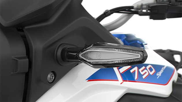 Pohled na výrazné LED blinkry modelu F 750 GS.
