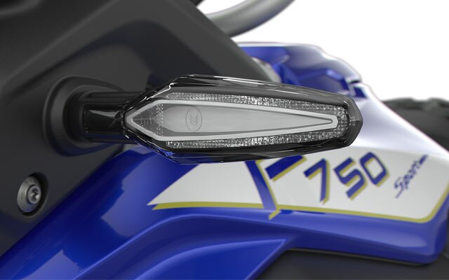 Pohled na výrazné LED blinkry modelu F 750 GS.