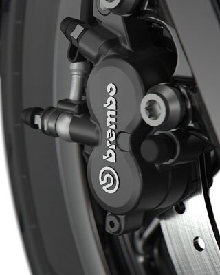 Pohled na černý brzdový systém Brembo.