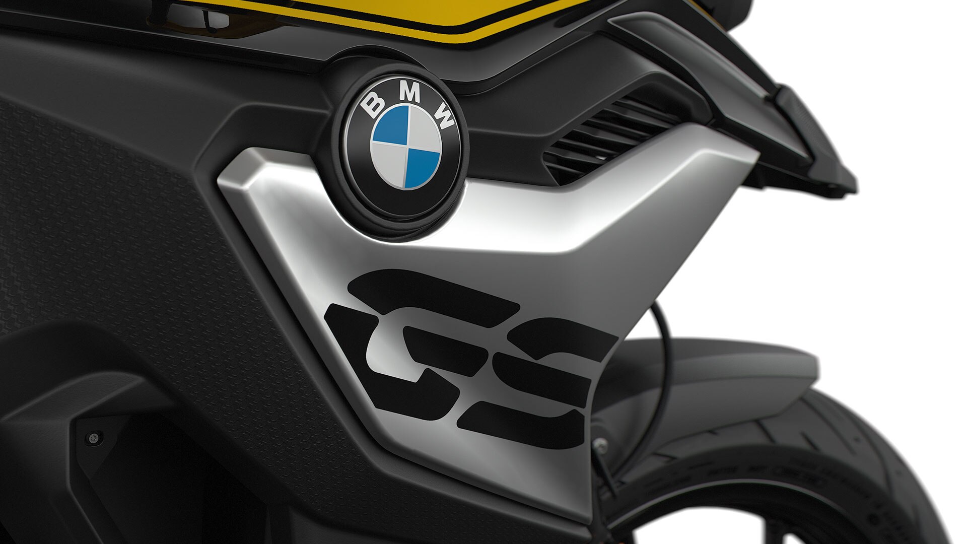 Pohled na detail krytu chladiče s logem GS.