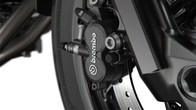 Pohled na černý brzdový systém Brembo.
