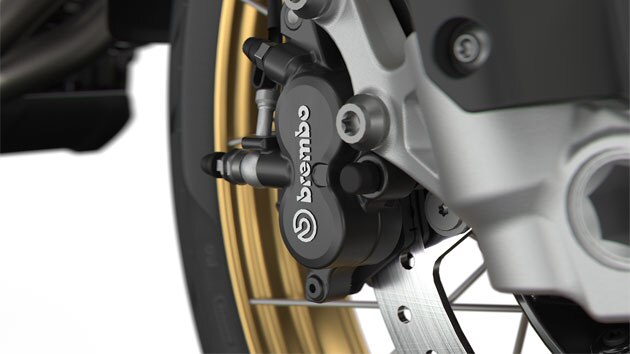 Pohled na černý brzdový systém Brembo.