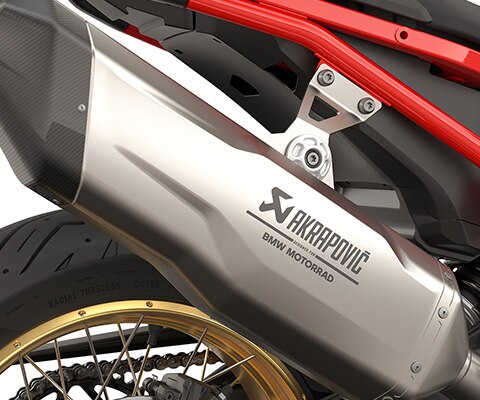 F 900 GS od BMW Motorrad s koncovým tlumičem výfuku Akrapovič