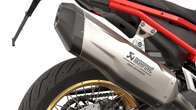 F 900 GS od BMW Motorrad s koncovým tlumičem výfuku Akrapovič