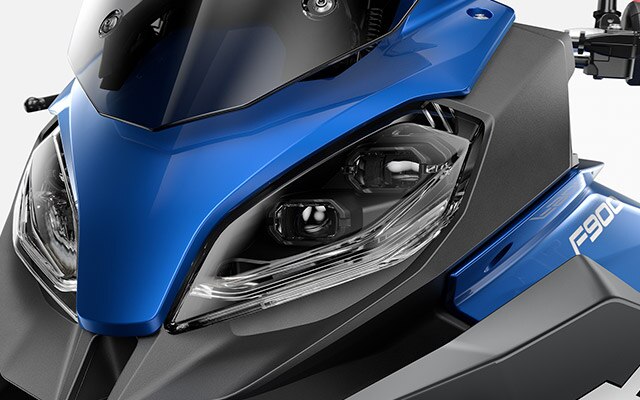 Pohled na světla modelu F 900 XR.