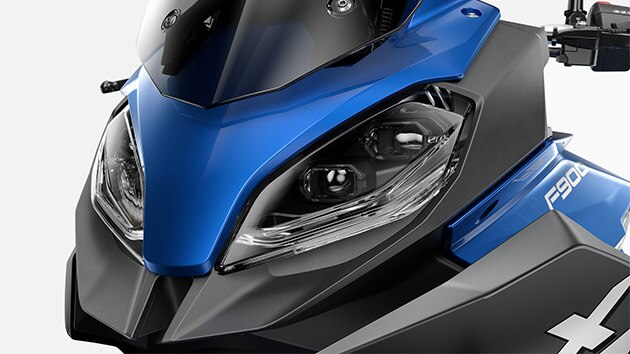 Pohled na světla modelu F 900 XR.