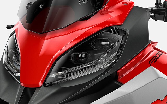 Pohled na světla modelu F 900 XR.
