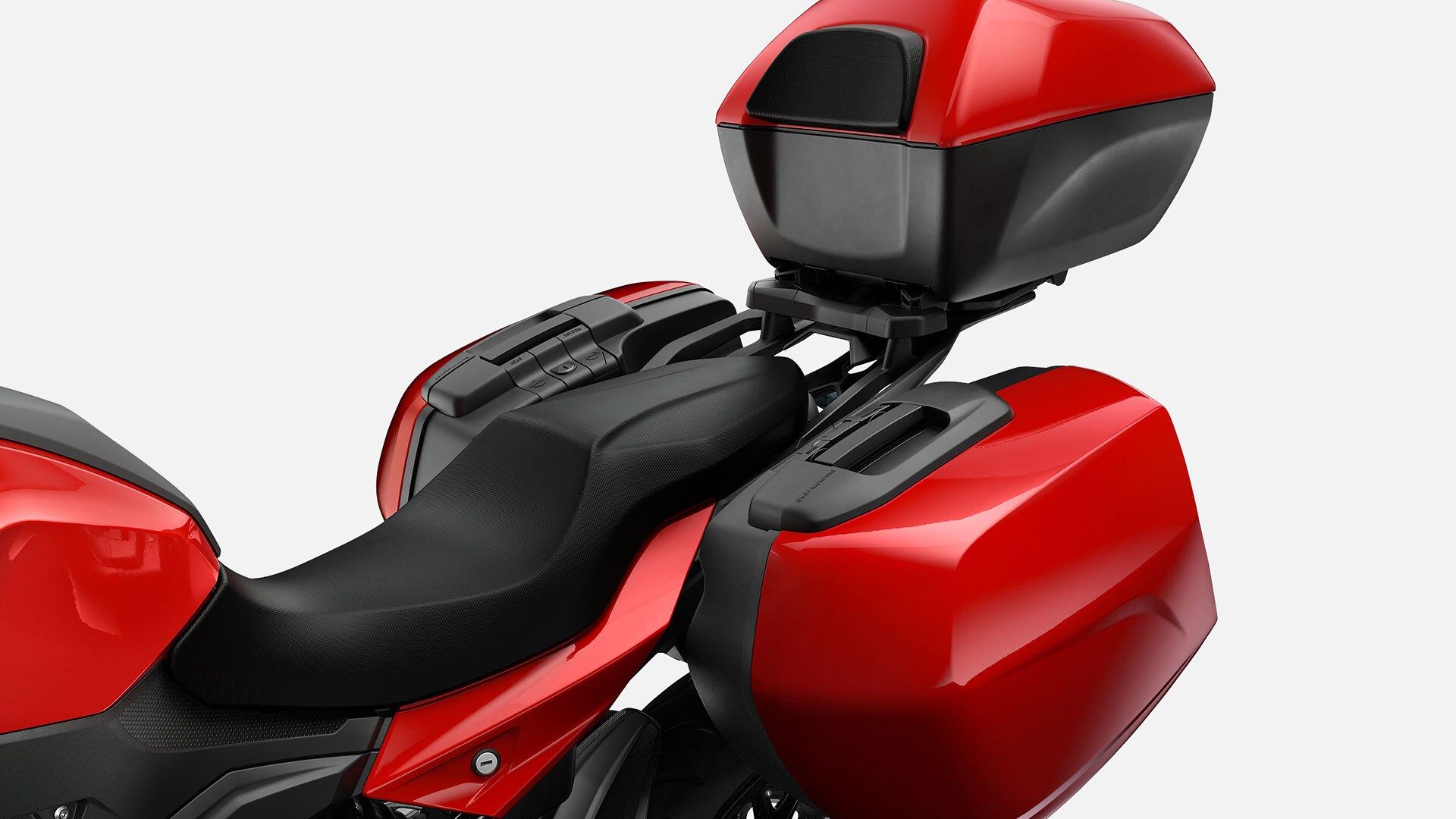 Komfortní úložné prostory BMW F 900 XR.