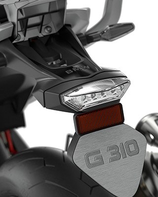 Pohled na držák SPZ motocyklu G 310 GS.