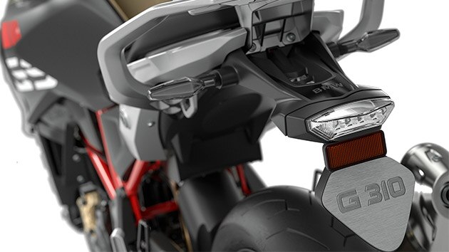 Pohled na držák SPZ motocyklu G 310 GS.