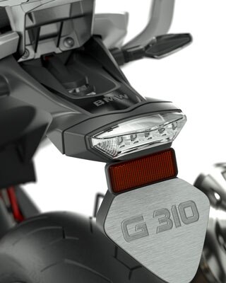 Pohled na držák SPZ motocyklu G 310 GS.
