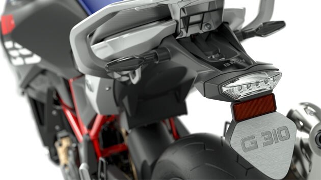Pohled na držák SPZ motocyklu G 310 GS.
