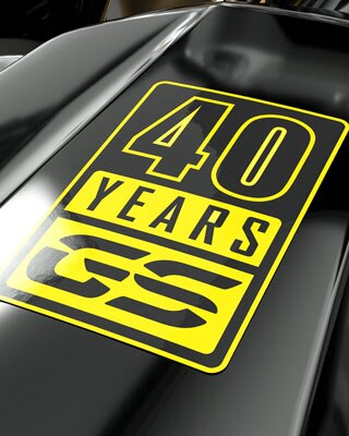 Pohled na žlutou nálepku 40 let GS v detailním záběru.
