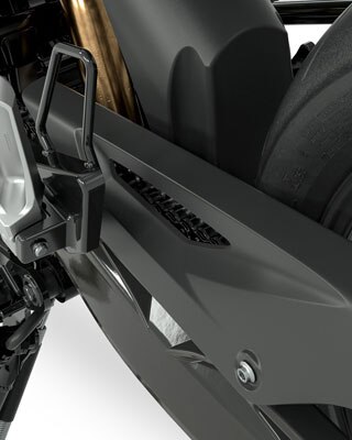 Pohled ze strany na kyvnou vidlici, kryt řetězu a stupačky motocyklu G 310 GS.