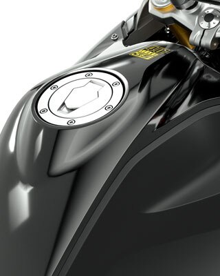 Detailní pohled na nádrž a řídítka motocyklu G 310 GS šikmo shora.