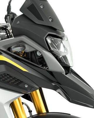 Boční pohled na přední část motocyklu G 310 GS se zaměřením na černě tónovaný čelní štít.