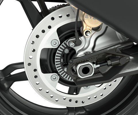 Pohled na detailní výřez černých ráfků motocyklu G 310 GS.