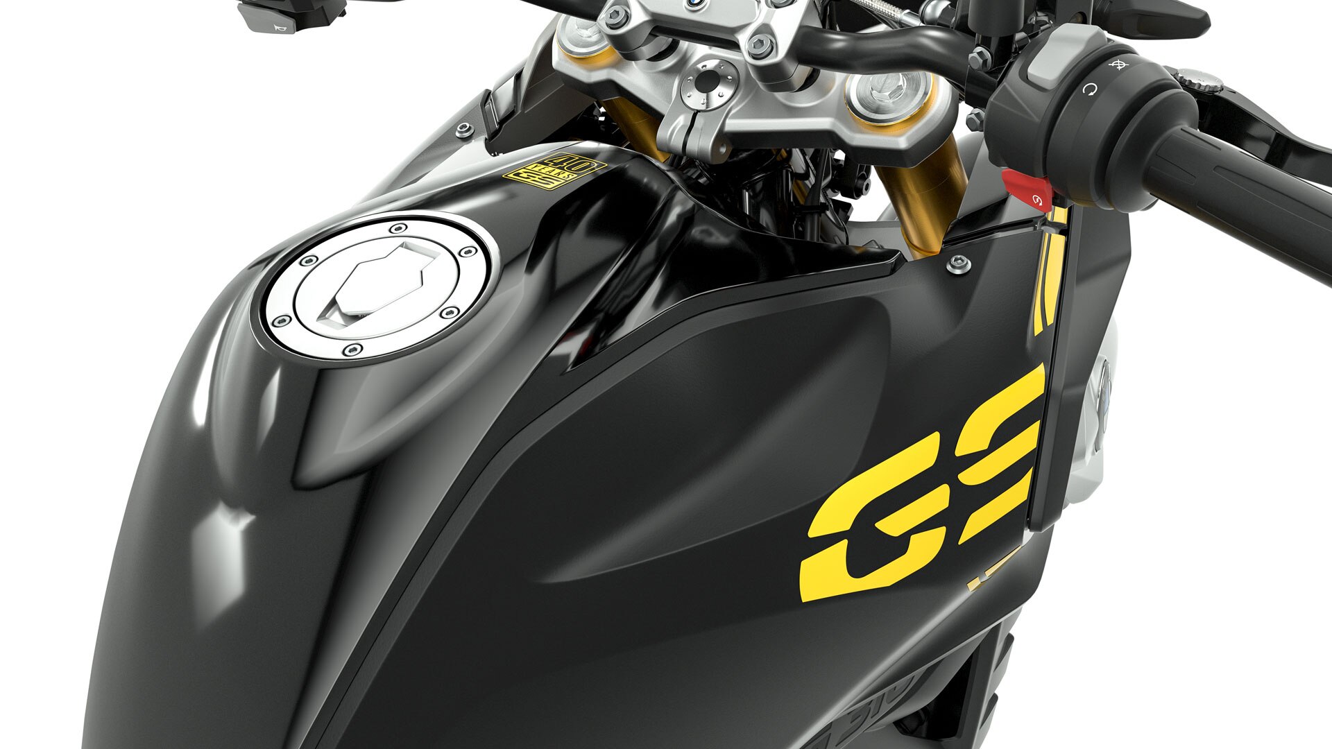 Detailní pohled na nádrž a řídítka motocyklu G 310 GS šikmo shora.
