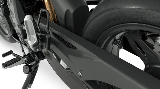 Pohled ze strany na kyvnou vidlici, kryt řetězu a stupačky motocyklu G 310 GS.