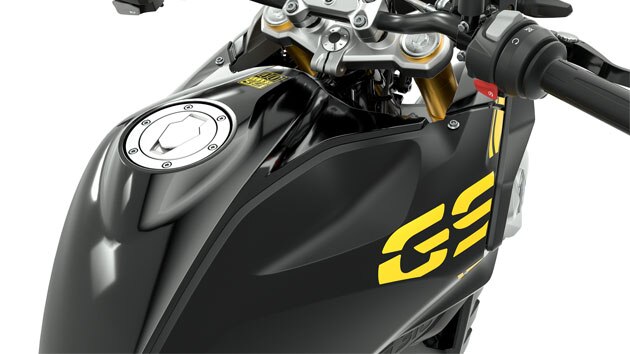 Detailní pohled na nádrž a řídítka motocyklu G 310 GS šikmo shora.