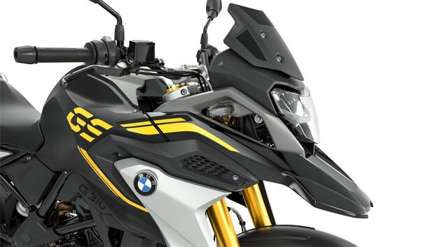 Boční pohled na přední část motocyklu G 310 GS se zaměřením na černě tónovaný čelní štít.