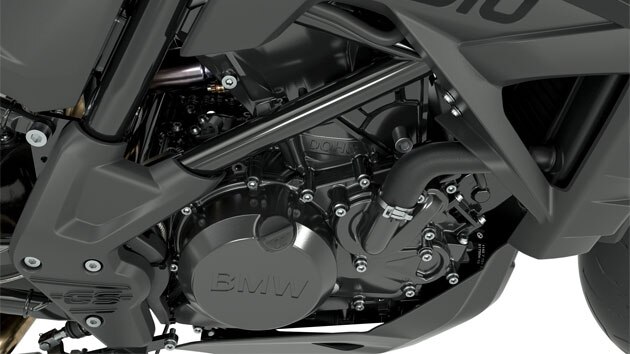 Pohled na úplně černý blok motoru s nápisem G 310.