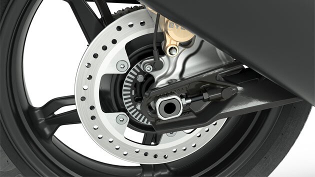 Pohled na detailní výřez černých ráfků motocyklu G 310 GS.