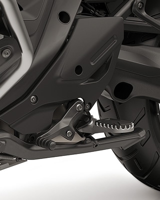 Doplňky Enduro, jako je větší ochranný kryt motoru, výklopná brzdová páka a nastavitelná nožní řadicí páka, stupačky Enduro vč. stupaček spolujezdce