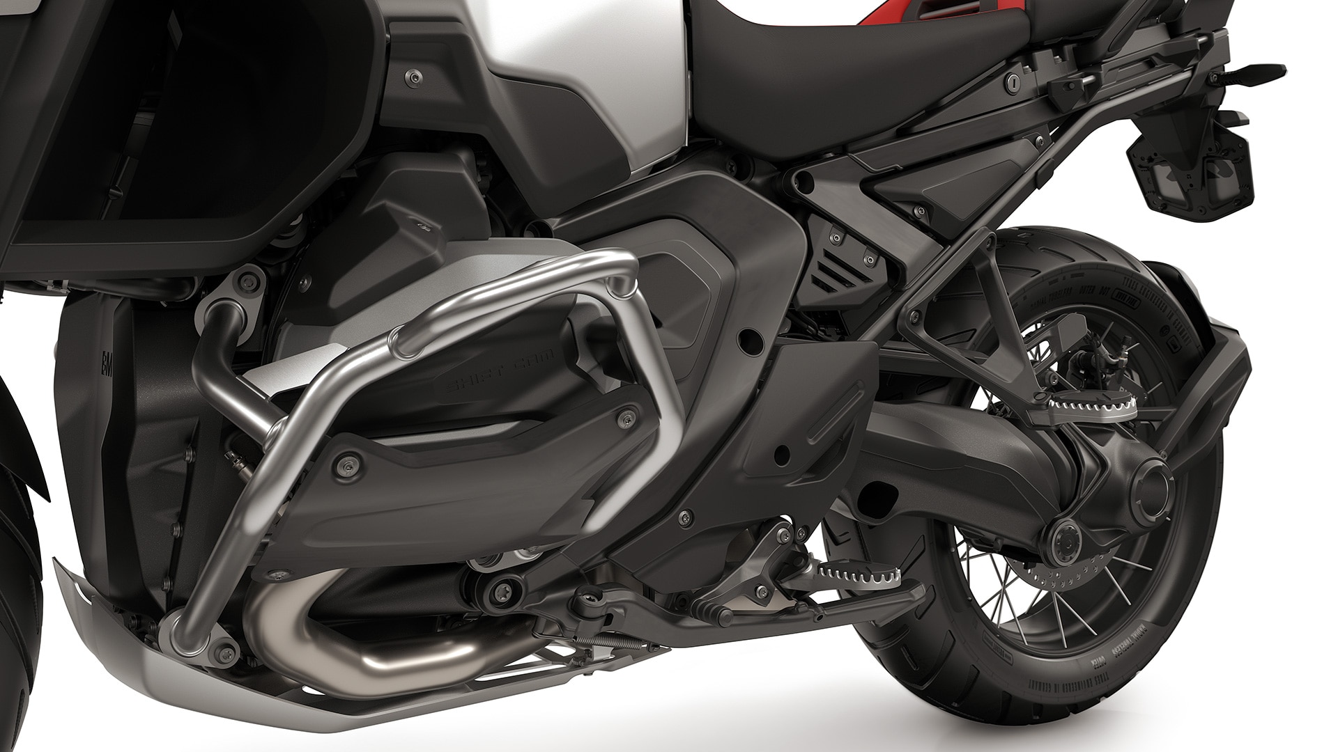 Doplňky Enduro, jako je větší ochranný kryt motoru, výklopná brzdová páka a nastavitelná nožní řadicí páka, stupačky Enduro vč. stupaček spolujezdce