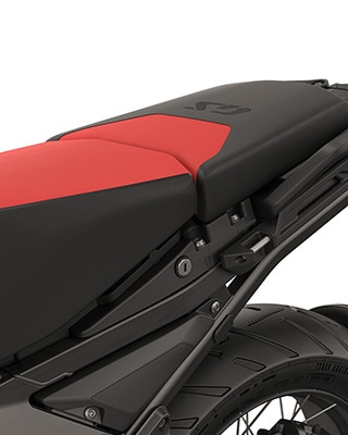 Vysoké sedadlo řidiče + sportovní sedačka spolujezdce (vzhled sedla Rallye)