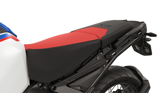 Vysoké sedadlo řidiče + sportovní sedačka spolujezdce (vzhled sedla Rallye)