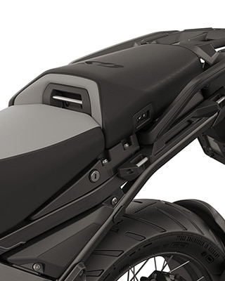 Komfortní sedačka řidiče a komfortní sedačka spolujezdce včetně vyhřívání sedadel