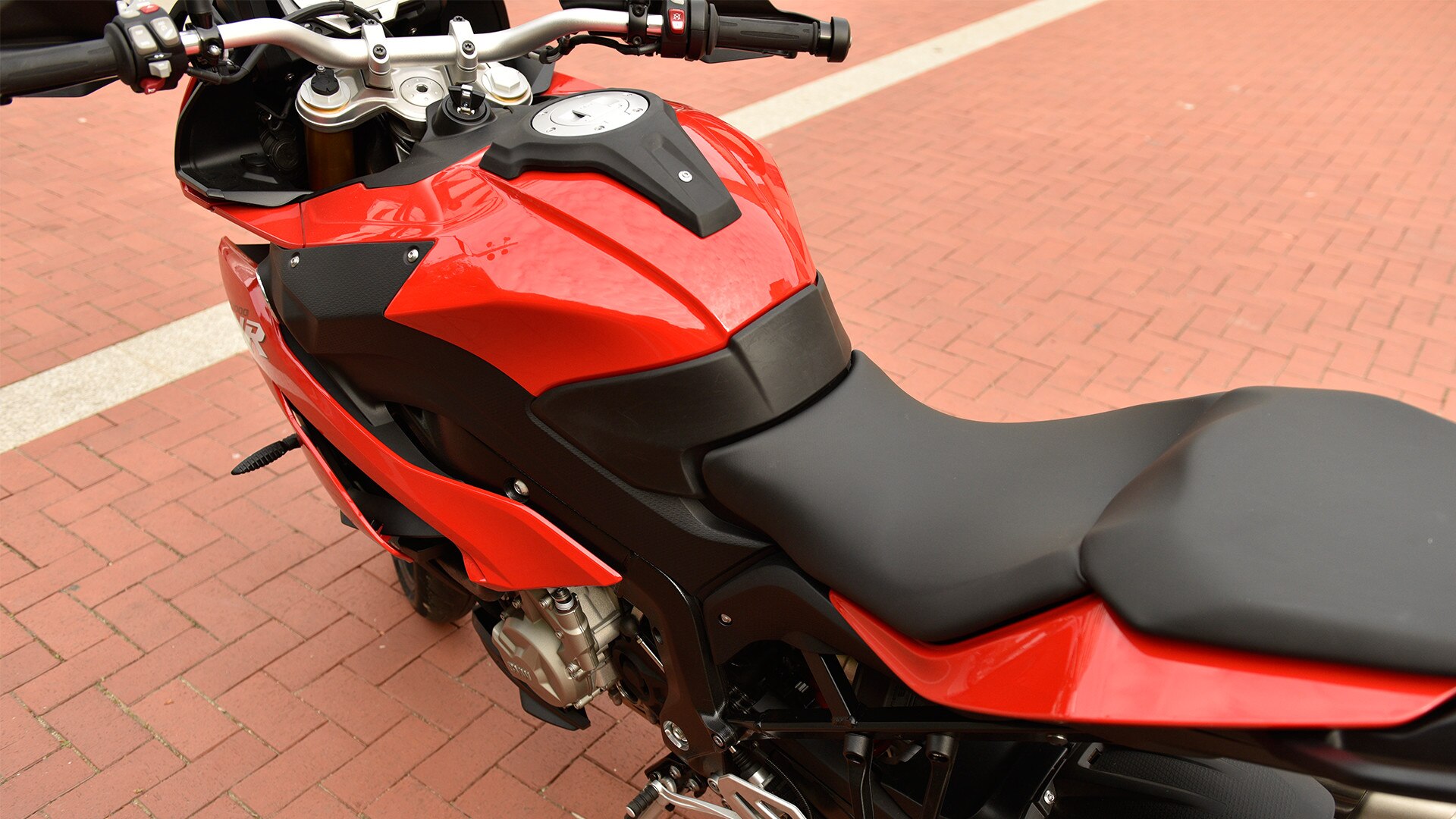 Ergonomicky navržené sedlo u S 1000 XR