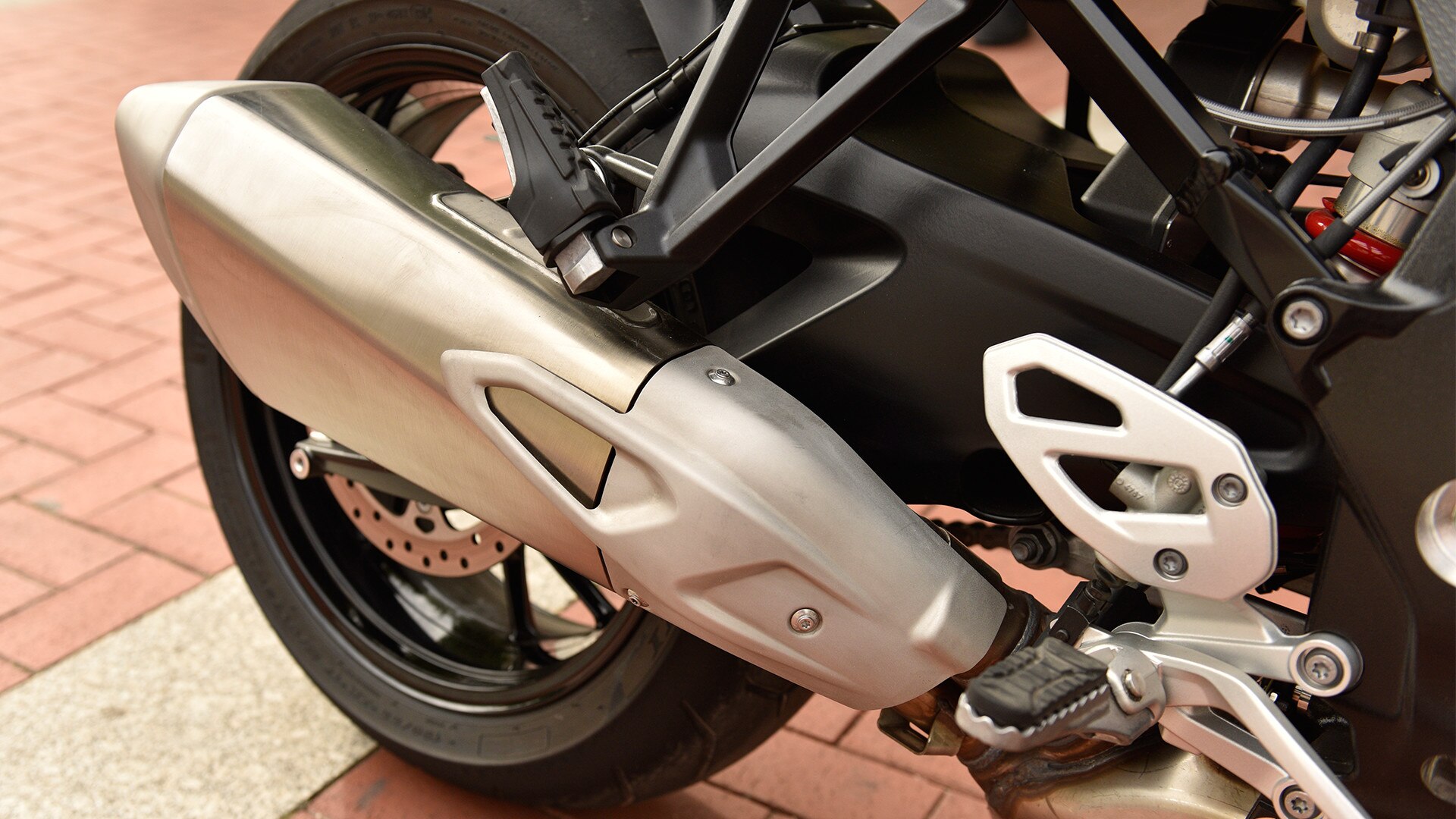 S 1000 XR výfuk s atraktivním designem