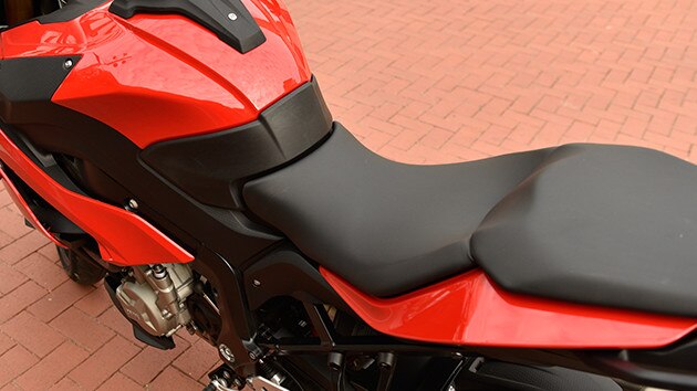 Ergonomicky navržené sedlo u S 1000 XR