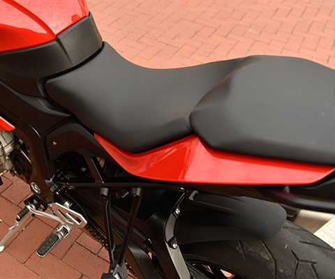 Ergonomicky navržené sedlo u S 1000 XR