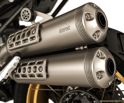 Pohled na zdvižený výfuk motocyklu R nineT Urban G/S.