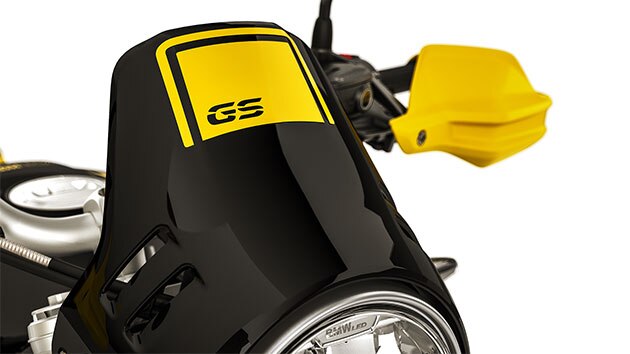 Pohled na čelní sklo motocyklu R nineT Urban G/S včetně loga.