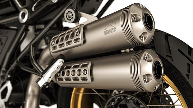 Pohled na zdvižený výfuk motocyklu R nineT Urban G/S.