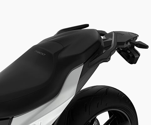 Vidíme sedlo modelu F 900 R. Díky šesti výškám sedla si každý najde vhodnou polohu.