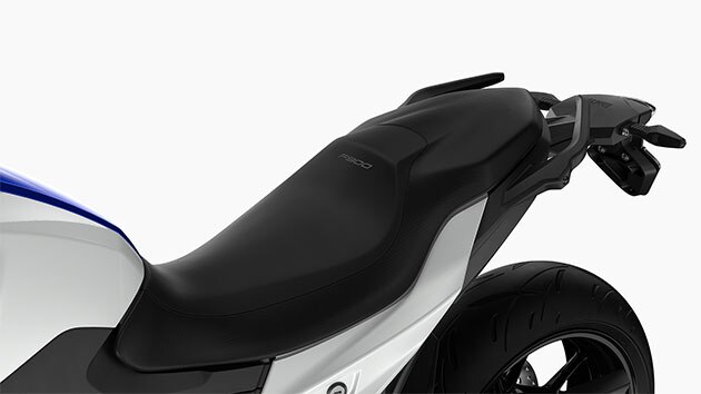 Vidíme sedlo modelu F 900 R. Díky šesti výškám sedla si každý najde vhodnou polohu.