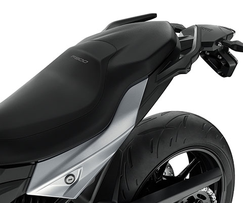 Vidíme sedlo modelu F 900 R. Díky šesti výškám sedla si každý najde vhodnou polohu.