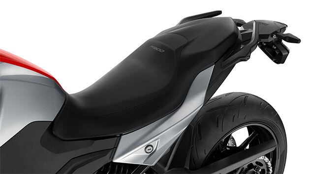 Vidíme sedlo modelu F 900 R. Díky šesti výškám sedla si každý najde vhodnou polohu.