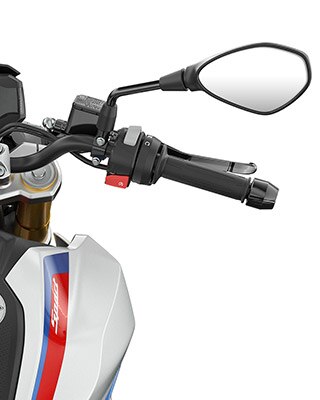Pohled na řídítka a ovládací prvky motocyklu G 310 R.