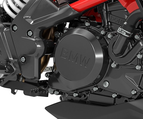 Pohled na motor modelu G 310 R v titanově šedé.