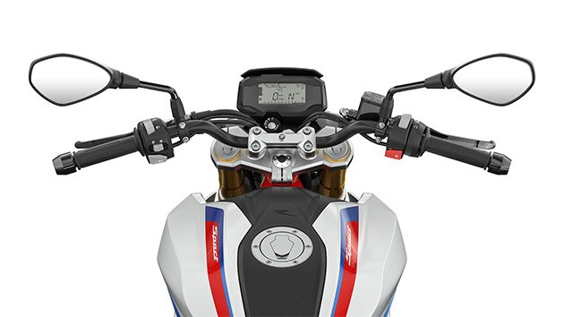 Pohled na řídítka a ovládací prvky motocyklu G 310 R.
