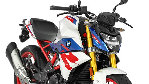 Pohled na sériový LED světlomet a blinkry motocyklu G 310 R.