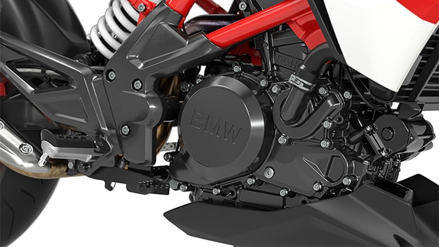 Pohled na motor modelu G 310 R v titanově šedé.